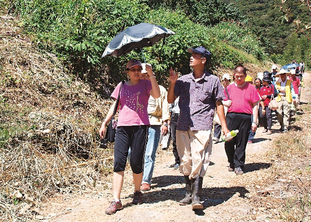 農友進行田區導覽，向遊客解說西寶有機轉型的歷程，讓遊客了解有機農業除了對於消費者健康有保障之外，對於整體環境的友善更有莫大的好處(2)。