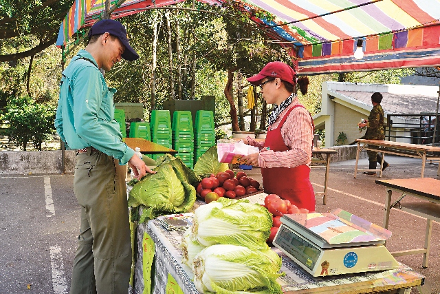 農友利用過年期間在天祥遊憩區擺設有機蔬菜販售攤位，推廣自家有機農產品，碩大的有機高麗菜與有機大白菜，吸引消費者目光。