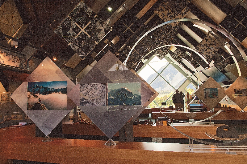 各地區的i-site（旅客諮詢中心）免費提供全國各地的旅遊手冊、地圖等資料，服務人員也能為旅客規劃並代訂行程。圖為庫克山旁的i-site，現場有攝影展示區及展覽區。