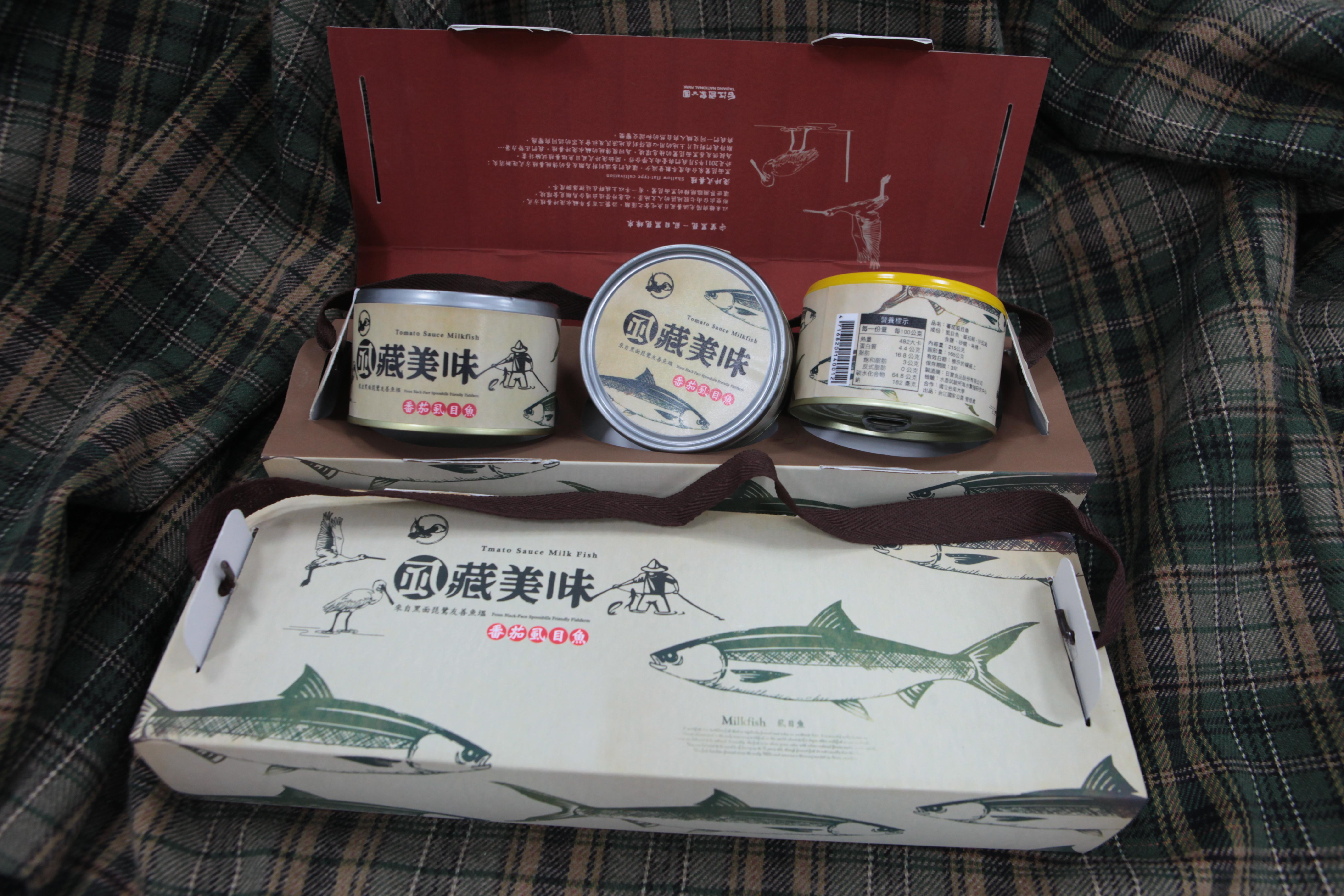 台江國家公園與當地漁民合作推動的來自友善黑面琵鷺的魚塭產品─黑琵牌虱目魚罐頭。