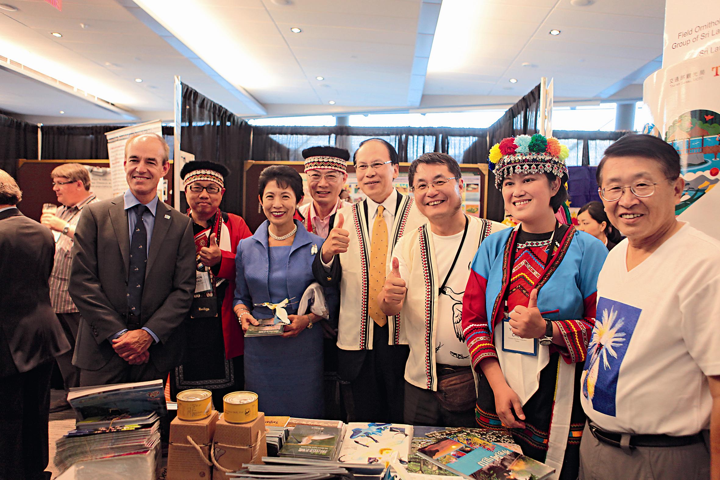 In 90th World Congress, Japan's Princess Tsuguko of Takamado, the honorary chairwoman of the BirdLife International congress, visits the Taiwan booth with Dr Marco Lambertini, Chief Executive of BirdLife. PhotographcTaijiang National Park