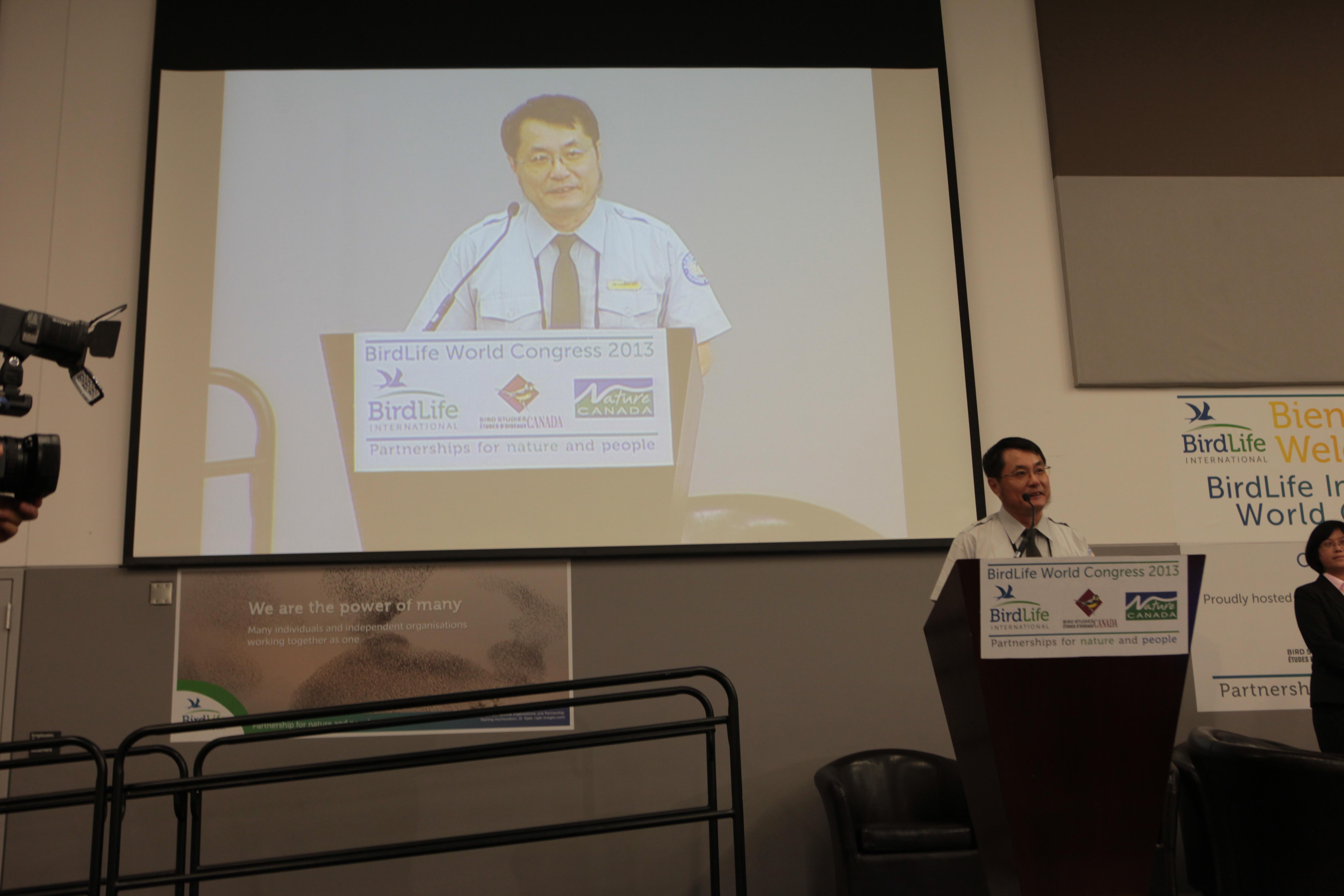 The author gives a speech thanking the congress on behalf of Taijiang National Park, National Construction & Planning Administration, MOI for the international conservation awards. PhotographcTaijiang National Park 