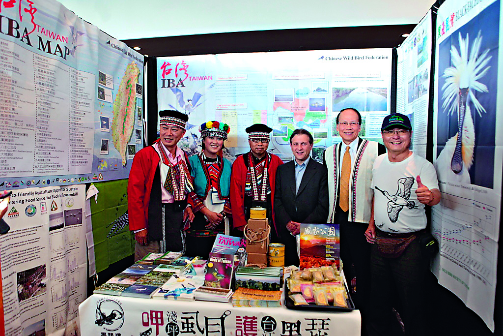 In 90th World Congress, The New BirdLifeInternational Chairman, former JordanianMinister of Environment, Khaled Irani (center)lavished praise on Taiwan's conservationachievements. PhotographcTaijiang NationalPark