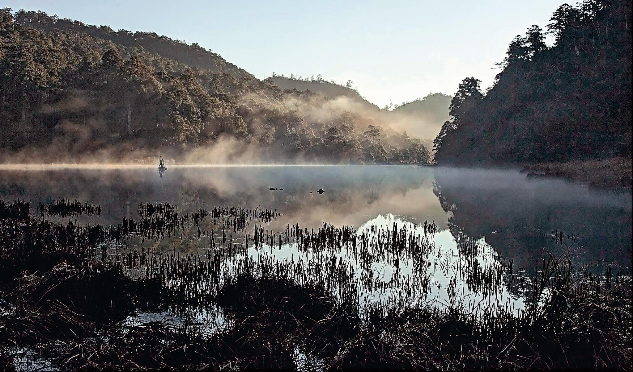 Yuanyang Lake is hidden in mist and cloud all year-round. Many rare aquatic plants thrive in this typical mountains lake-type wetlands. Photograph by Liu Si-yi
