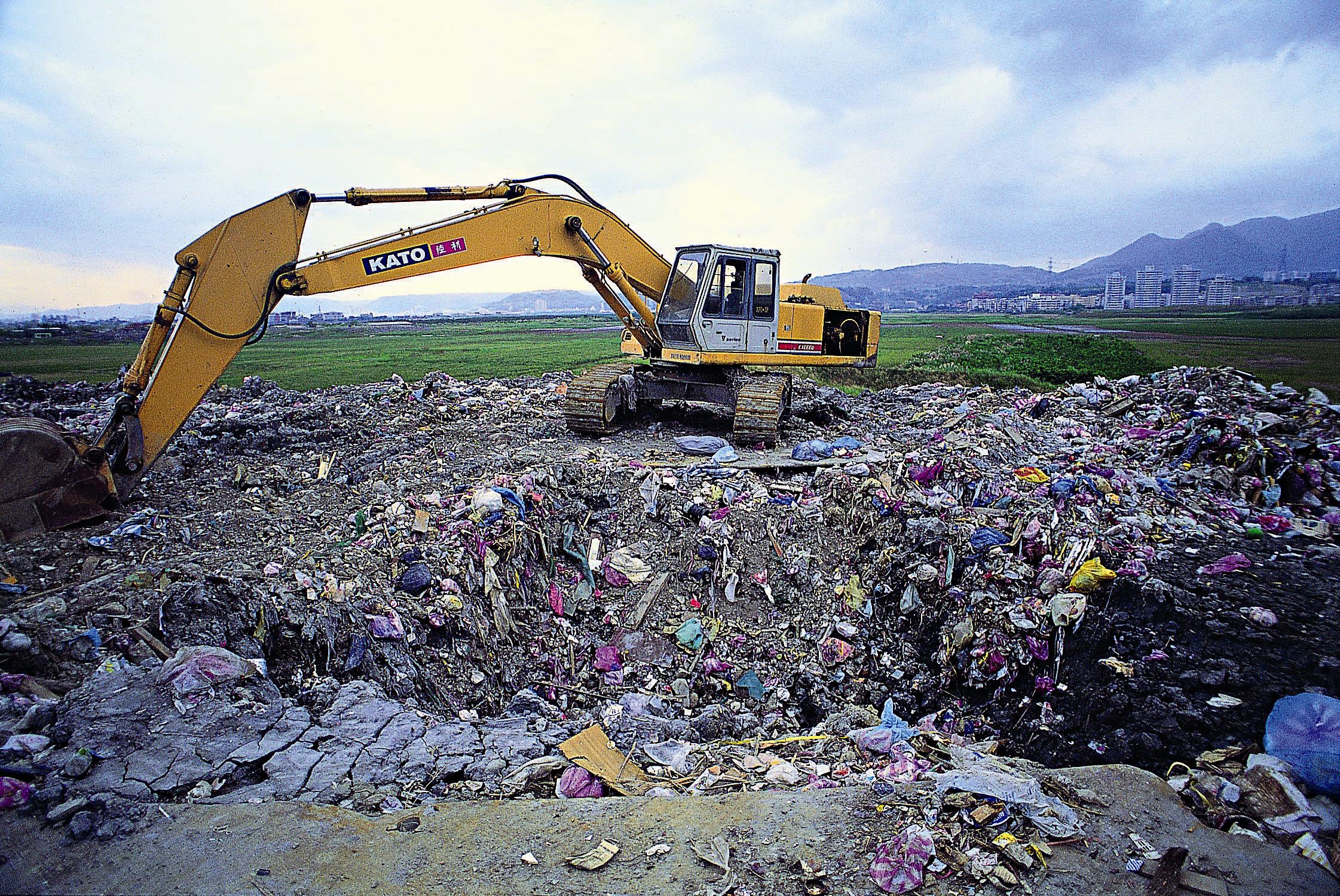不肖業者大規模的違規棄置垃圾，差點讓關渡濕地失去生命力。