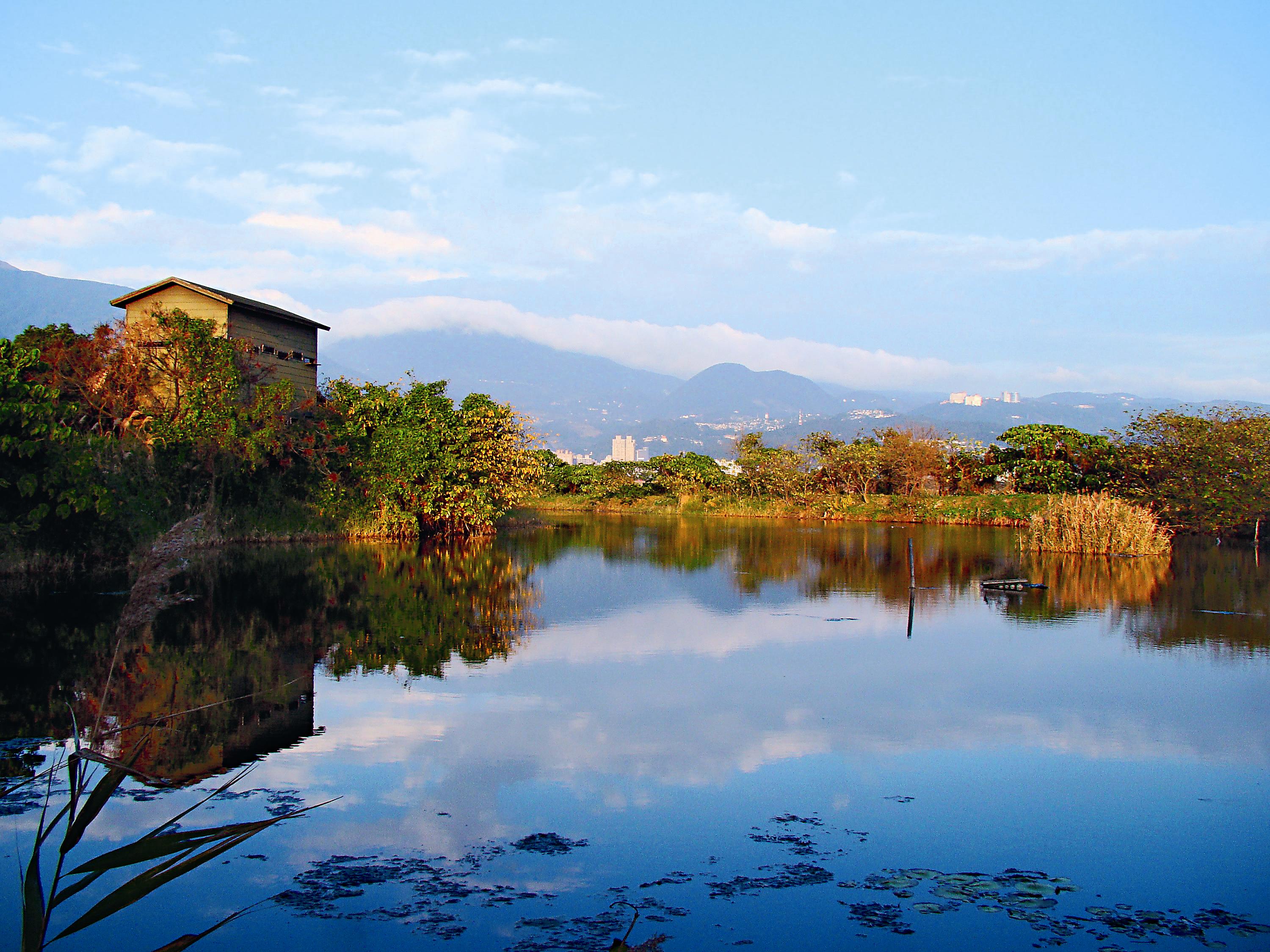 月池及賞鳥小屋。