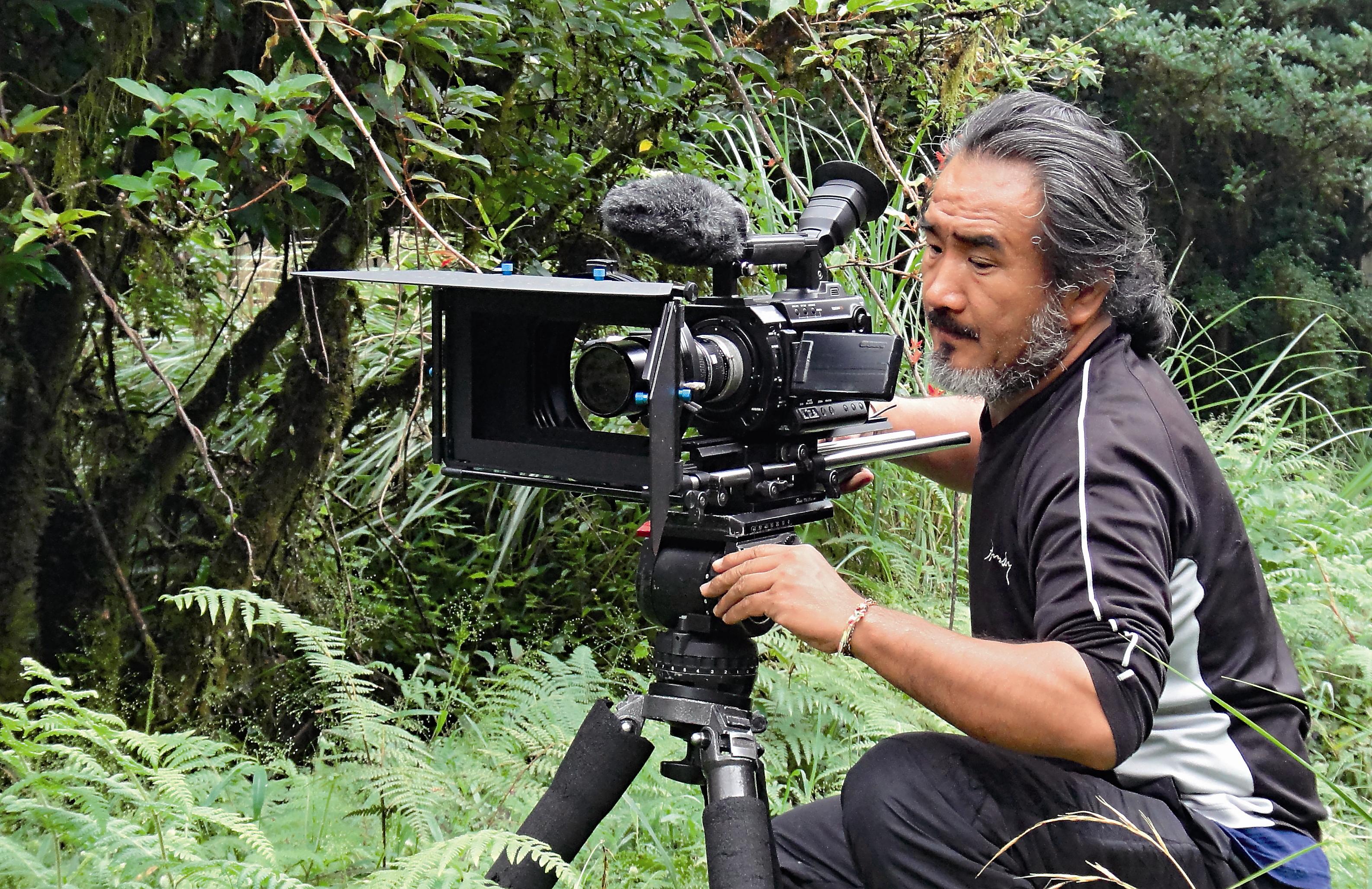 長期投入生態攝影的梁皆得。圖／梁皆得提供