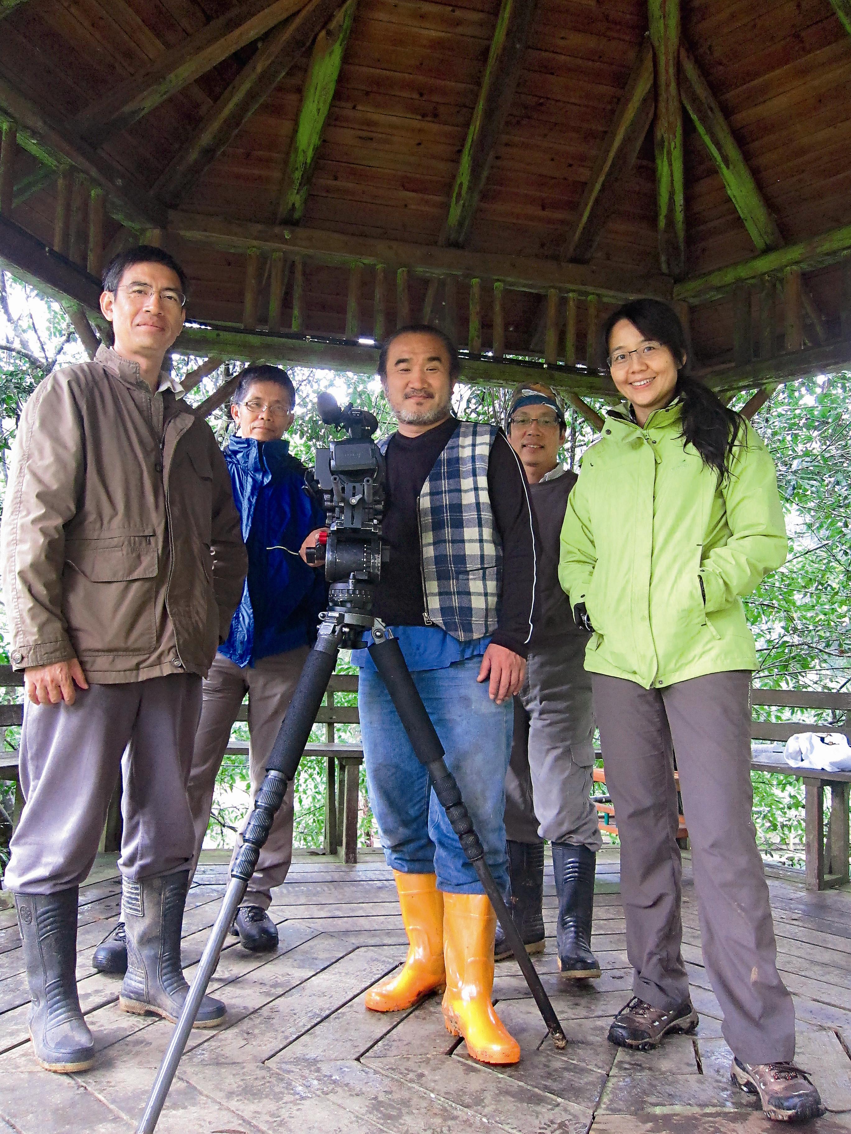 梁皆得與范欽慧有多年的影片合作。（左起林文宏、陳一銘、梁皆得、何華仁、范欽慧）圖／梁皆得提供