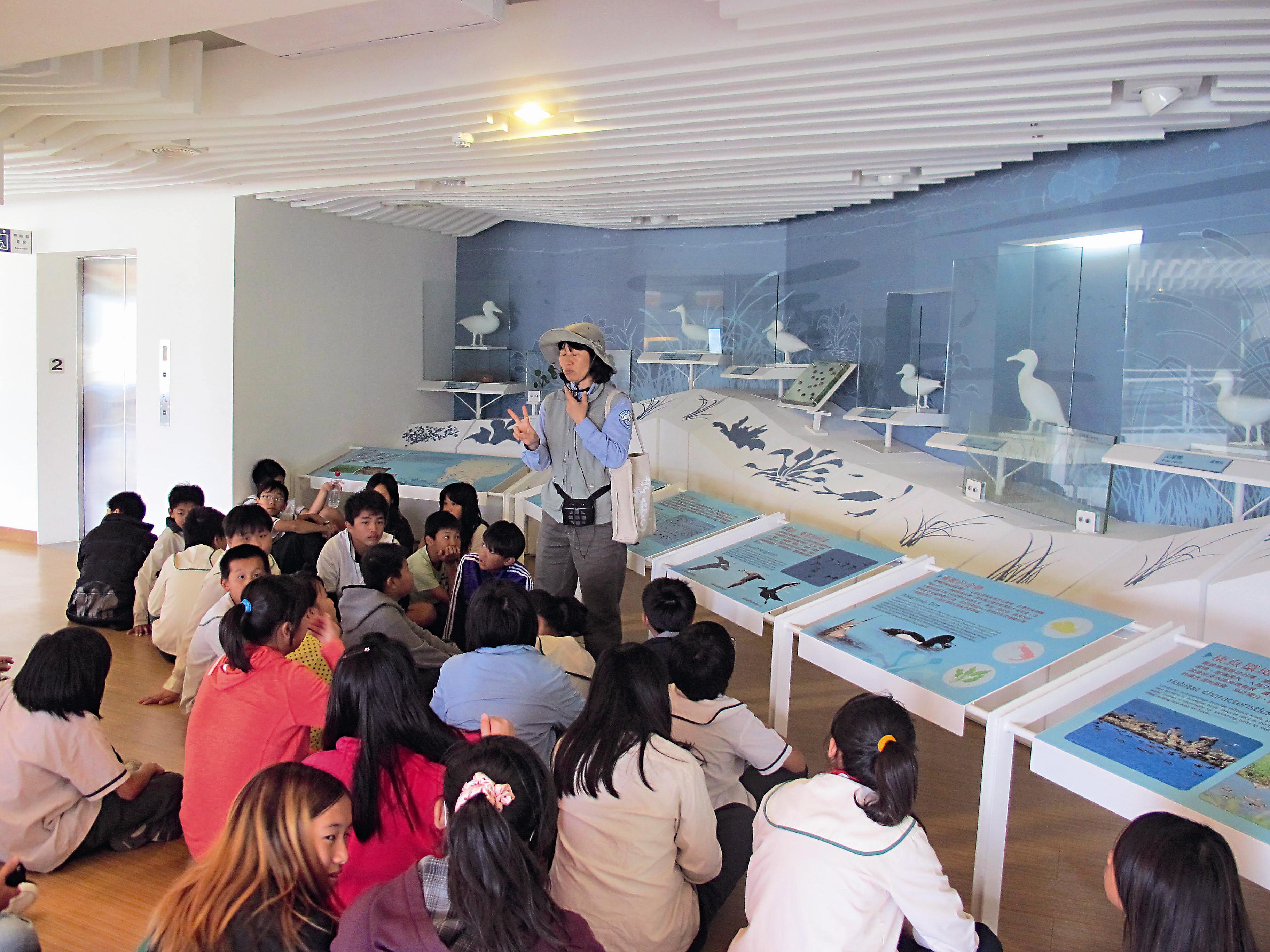 在地學童參觀龍鑾潭自然中心。