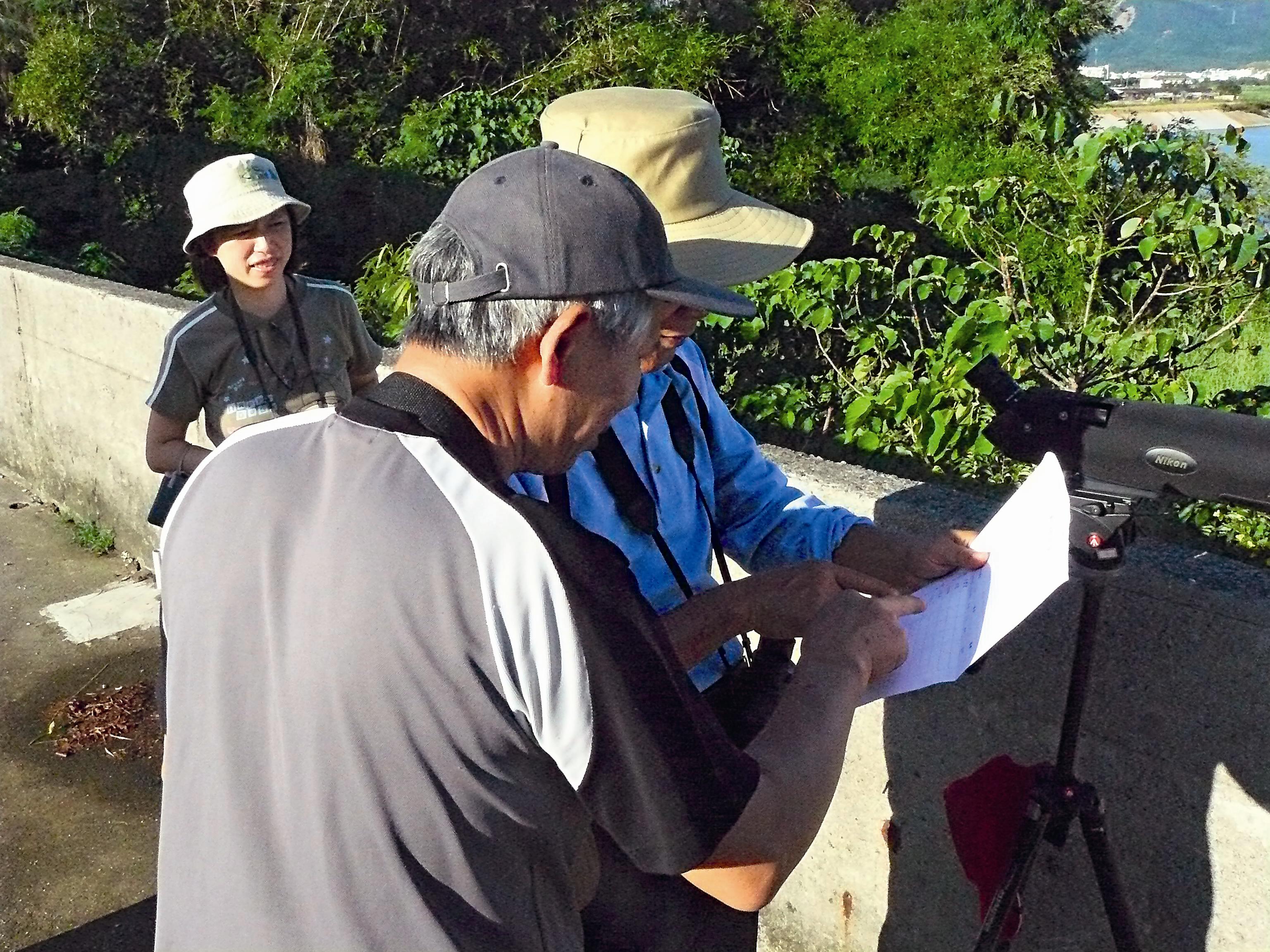 居民進行鳥類資源的巡守監測。