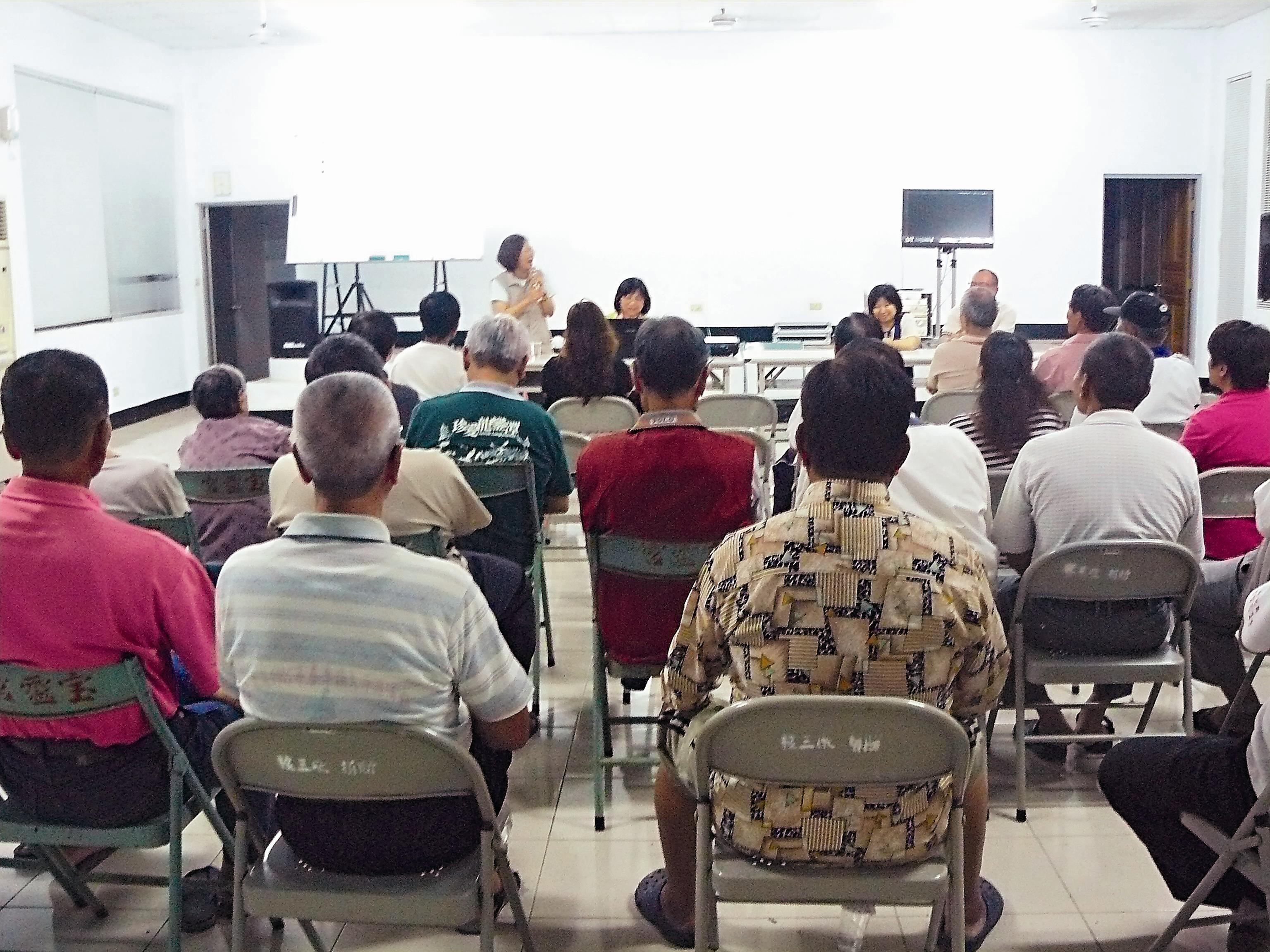 墾管處處長陳貞蓉於社區社區進行生態旅遊說明會。