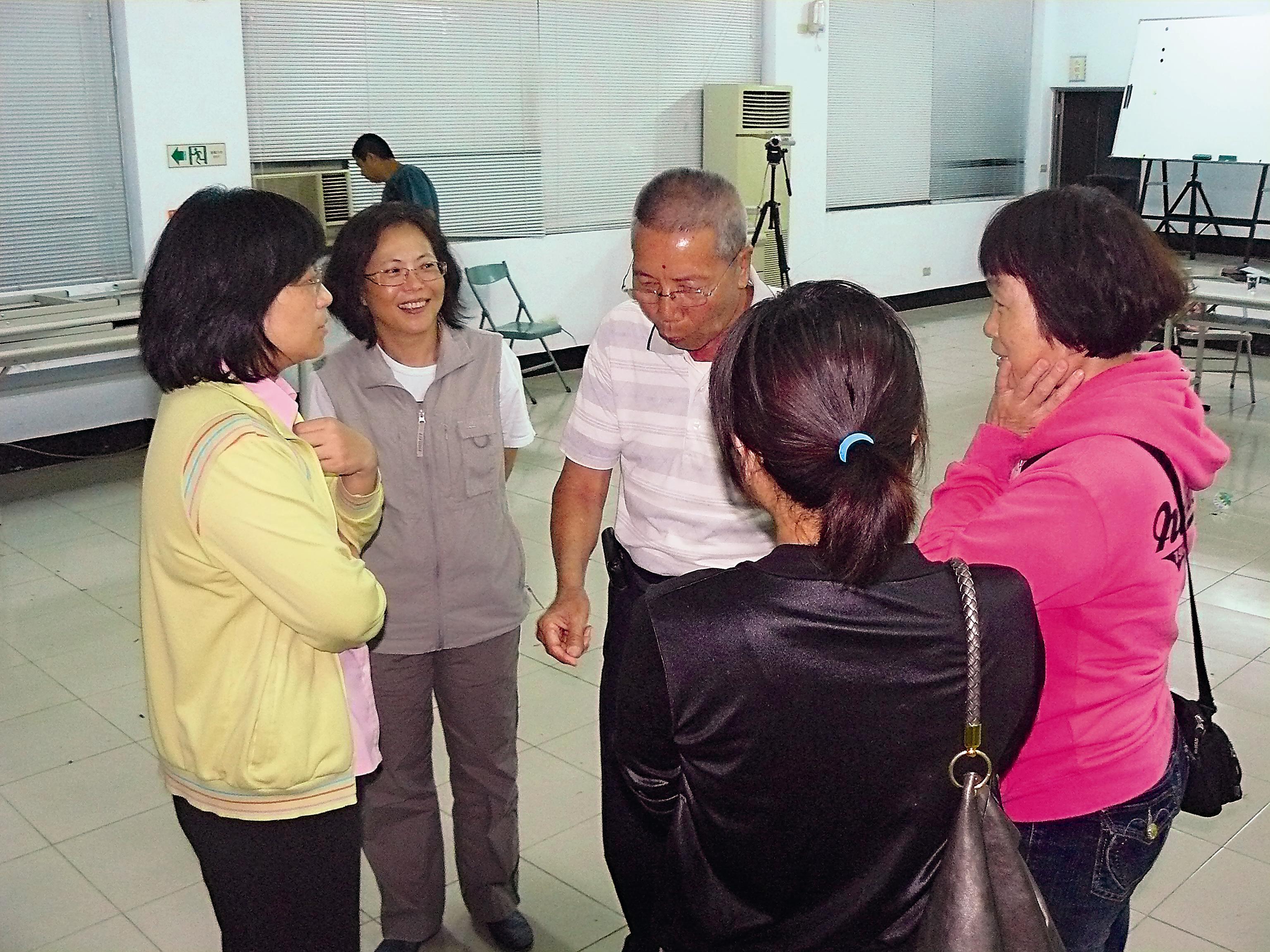 墾管處處長陳貞蓉與屏科大陳美惠老師與社區夥伴討論生態旅遊的推動方向。