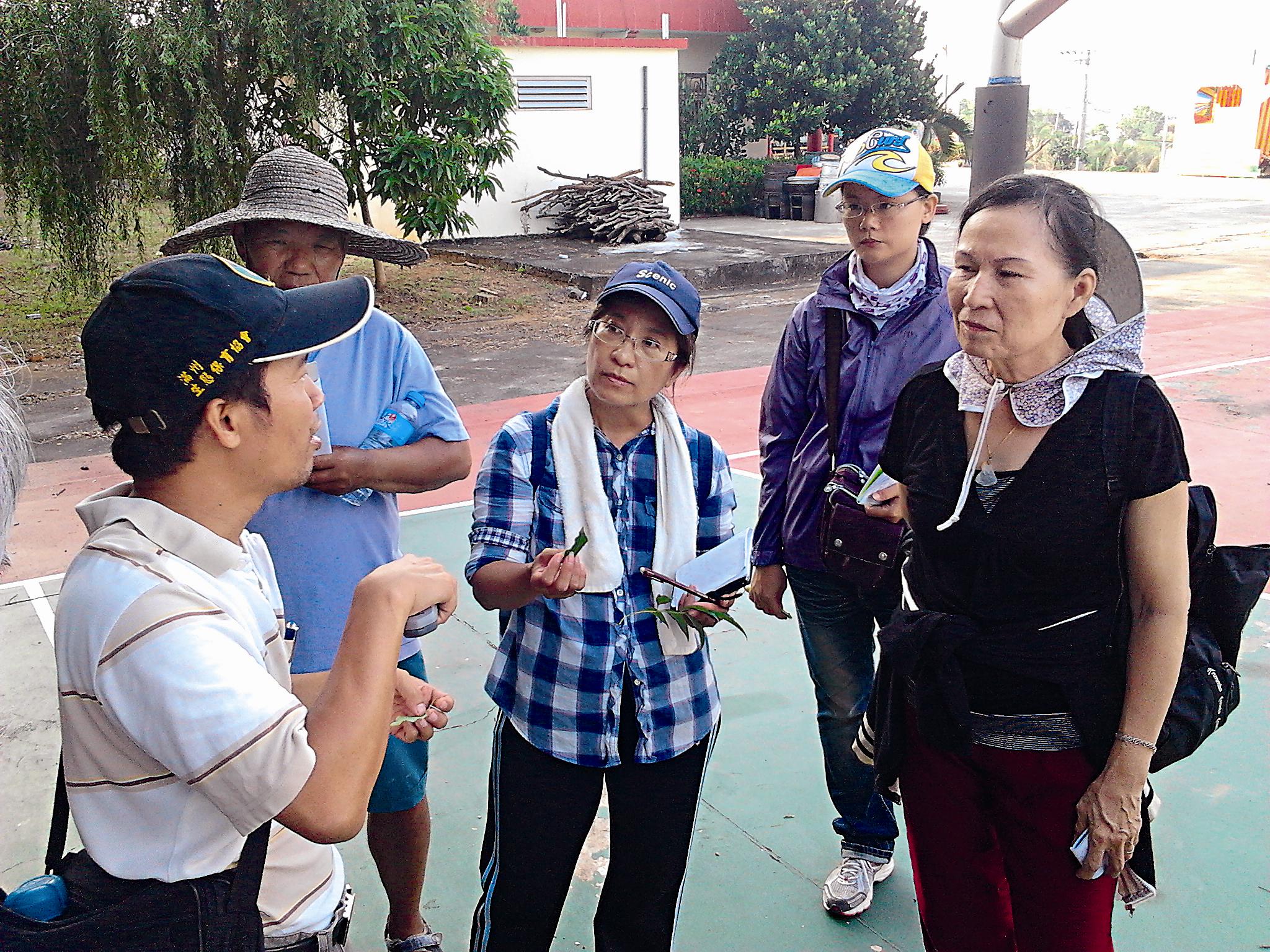 墾管處陳玄武主任協助社區進行植物解說訓練課程。