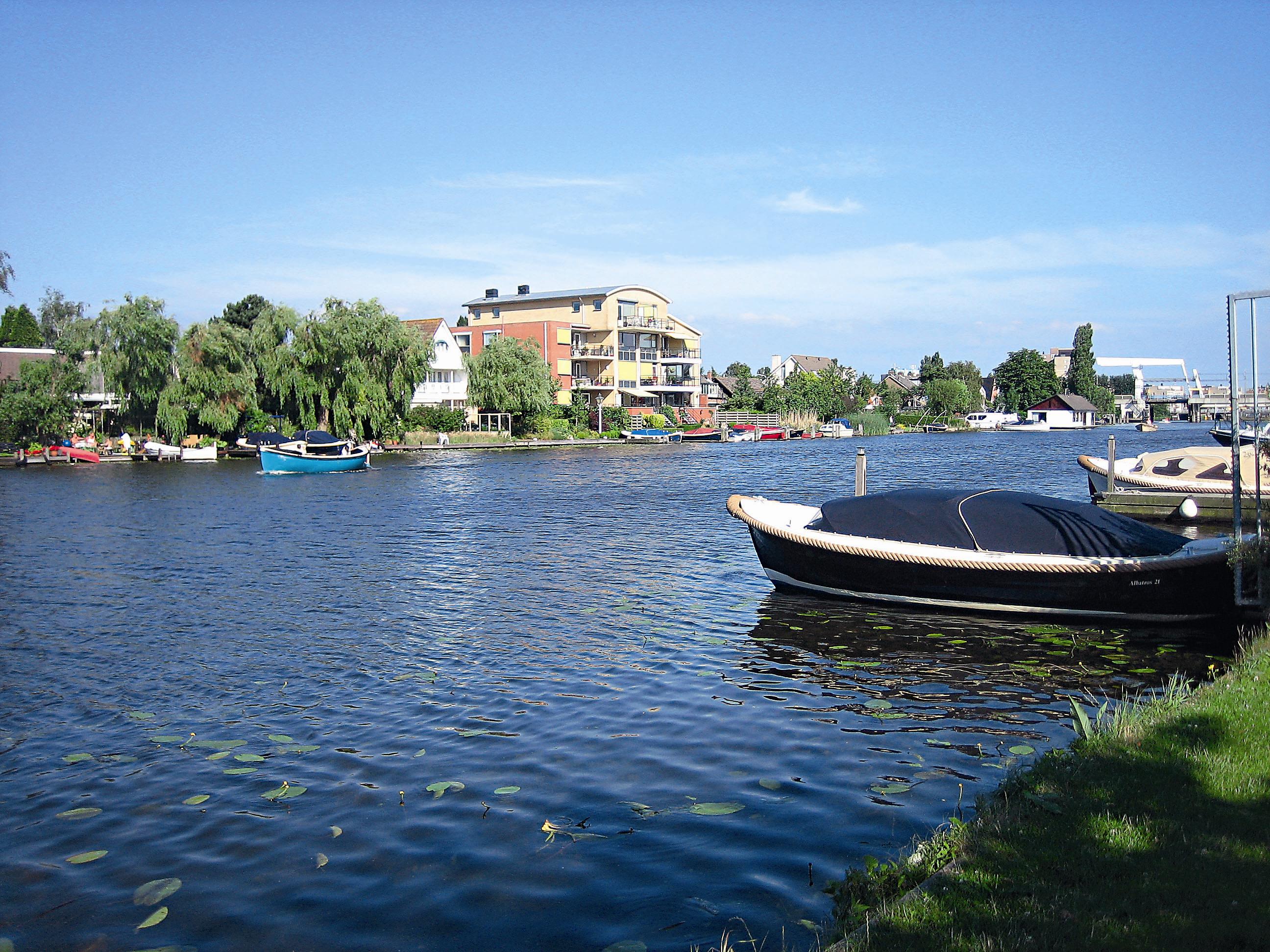 荷蘭有很大部分的家庭住宅都分布在水岸，面對未來氣候變遷下的極端氣候，勢必要採取控制風險的調適政策來因應。