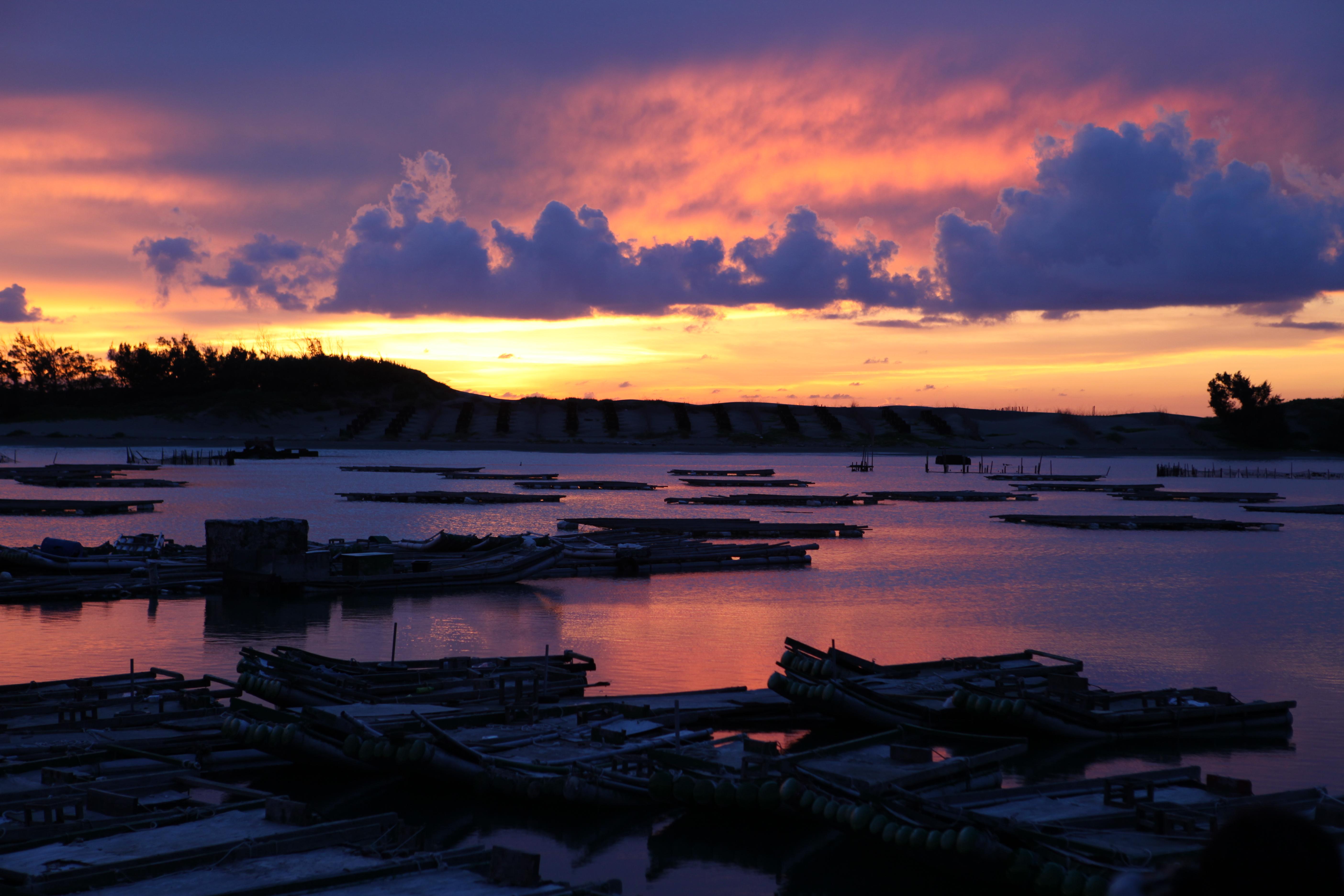 台江潟湖，當中的管筏、蚵棚及沙洲防風林構成濕地地景(wetscape)。圖／黃光灜