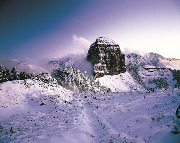 大霸尖山位於雪山山脈，山勢突地拔起，四面崖壁寸草不生，山形冷峻，令人生畏，素有「世紀奇峰」之稱。