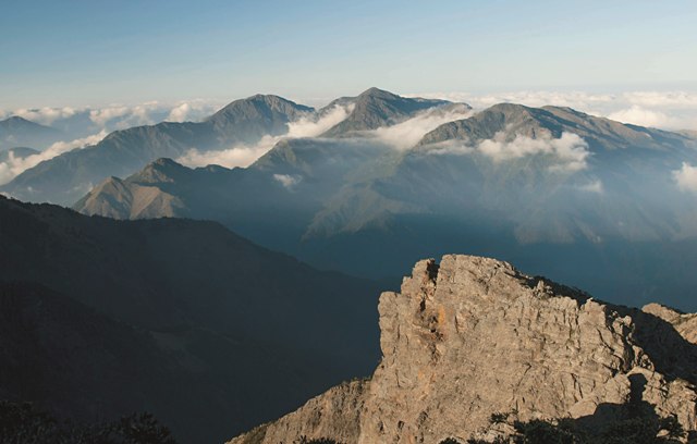 五嶽之秀姑巒山，為中央山脈的最高峰，山勢雄偉陡峭，氣勢磅薄，地質大部份為板岩構成。
