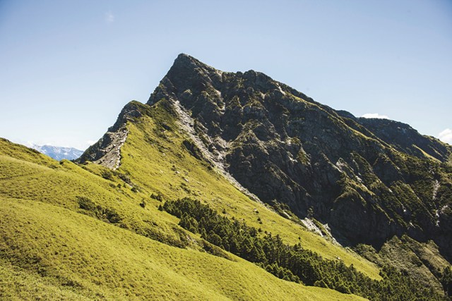 奇萊北峰屬太魯閣國家公園，從合歡山遠望，常因背對陽光而顯龐大、漆黑，山嶽氣勢懾人，並素以險峻著名，有「黑色奇萊」的稱號。