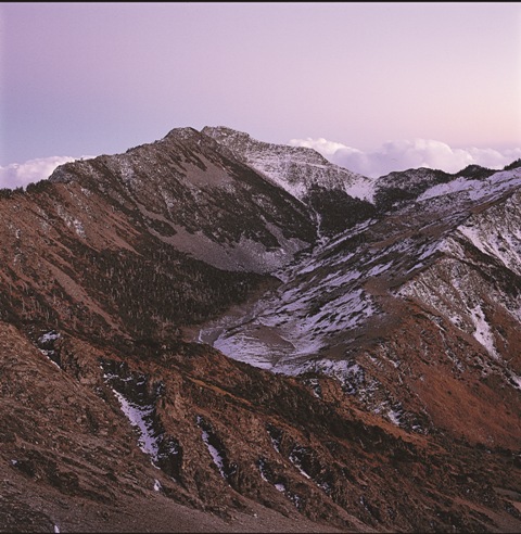 The cirque on Mt. Nanhu is located on the east side of the main peak. Enclosed by high ridges, the cirque is like an oval valley.