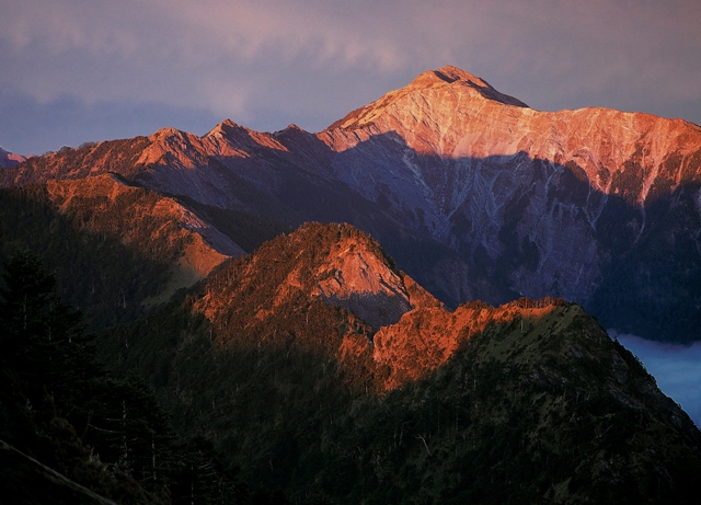 氣勢磅礡的向陽大崩壁。
