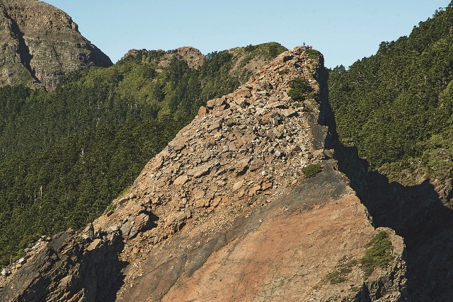 Mt. Sumida is located in the middle of the Holy Ridge, and the precipitous Sumida Cliff is a key section of the Holy Ridge route.