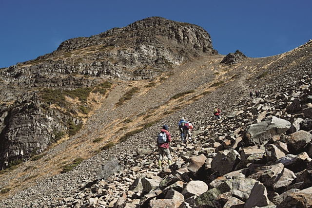 雪山主峰下西稜的碎石坡區。