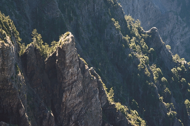 雪山主峰下的岩稜。