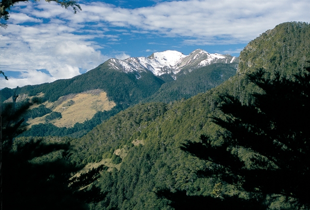 雪山主峰及圈谷地形。