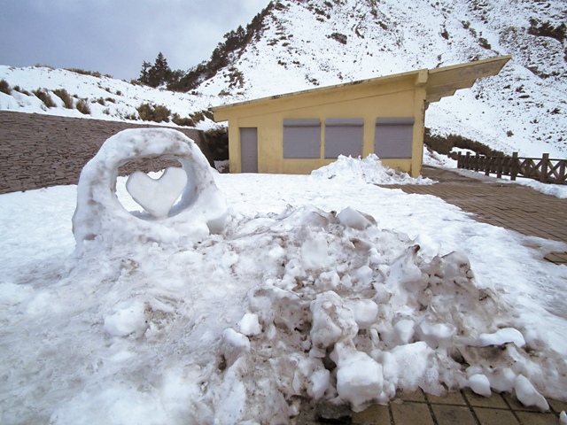 合歡山區是臺灣冬季旅遊勝地，經常可見民眾利用冰雪形塑各類賞玩作品。