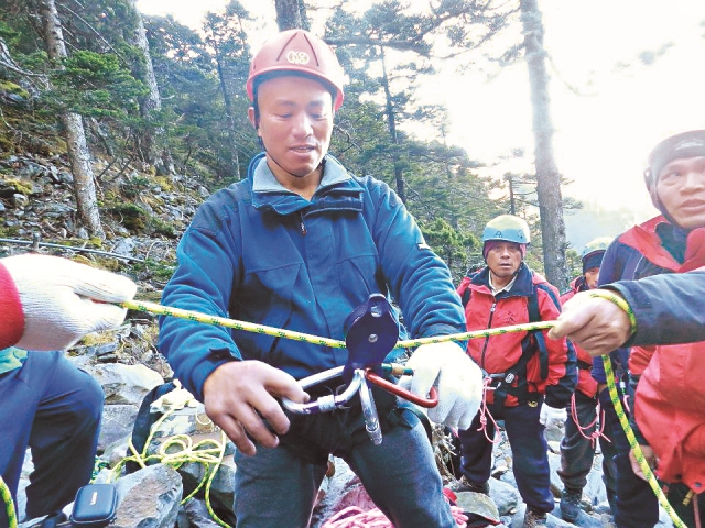 示範如何用鉤環運送傷患。