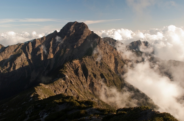 高海拔登山的危險錯綜複雜，如氣候劇烈的變化等。圖為玉山主峰。圖／劉思沂