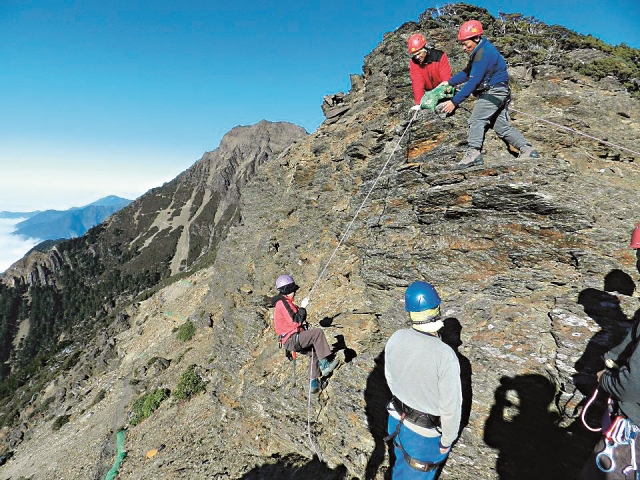 教導新手同仁垂降技巧。