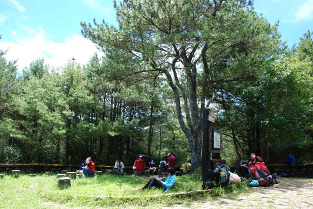 在東埔大草原平台學員專注寫信給自己及填寫方案評估問卷。