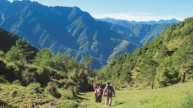 走進山裡，感受自然。