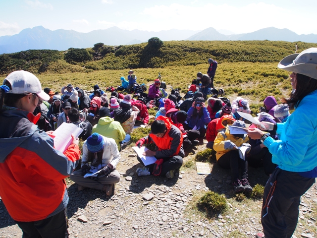 合歡北峰上解說。圖/張鈞傑