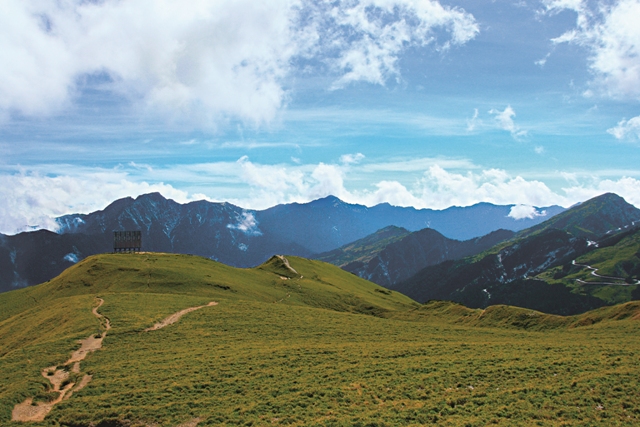 基盤廣闊、頂寬坡緩的合歡北峰步道,顯而易見的飛航反射板,是其最佳的辨識標誌。 圖/鎖震峰