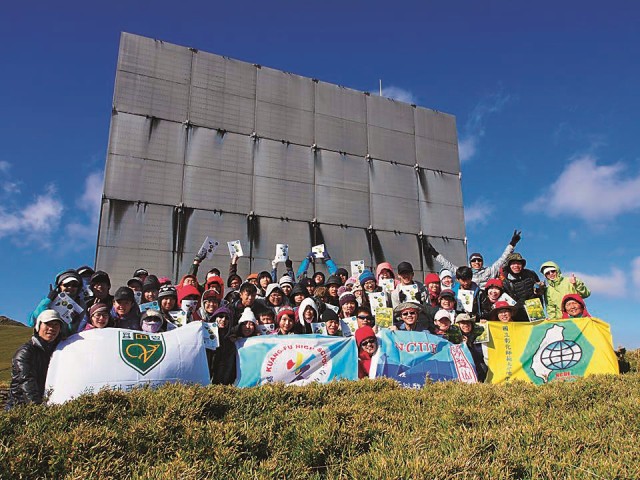 新竹光復中學、雲林維多利亞實驗高中師生,合影於往合歡北峰路上的飛航反射板。圖/張鈞傑