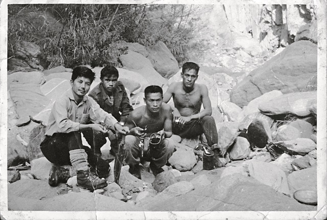 老一輩的東埔山地服務員,右起全朝琴、伍萬生、司樂於大水窟雲峰,縱走途中留影。圖/伍萬生提供