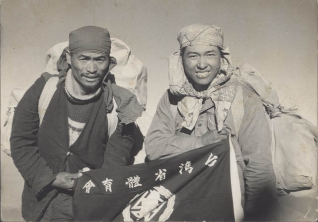 青壯時期的伍萬生(左)山中留影。圖/伍萬生提供