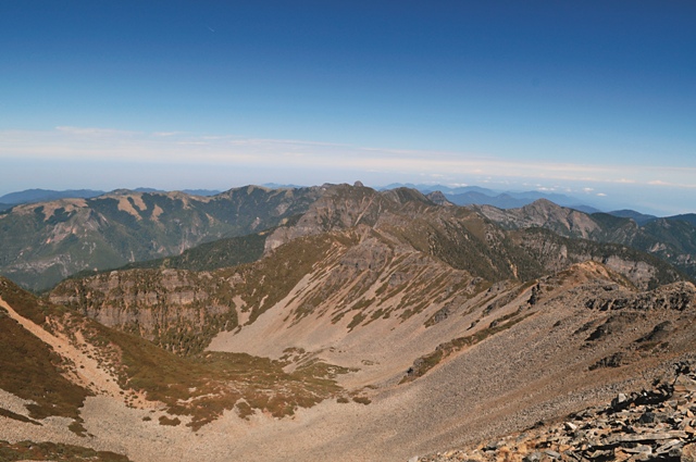 雪山二號圈谷，由於岩屑不斷風化崩落、土壤堆積不足、冬季雪壓等逆境，造成樹木無法再往更高處生長。
