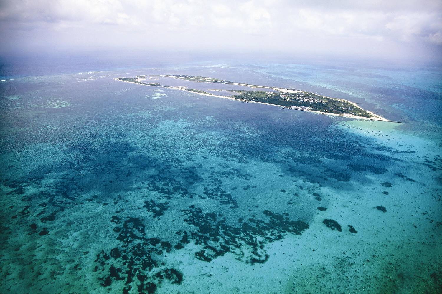 東沙島鳥瞰／海洋國家公園管理處提供