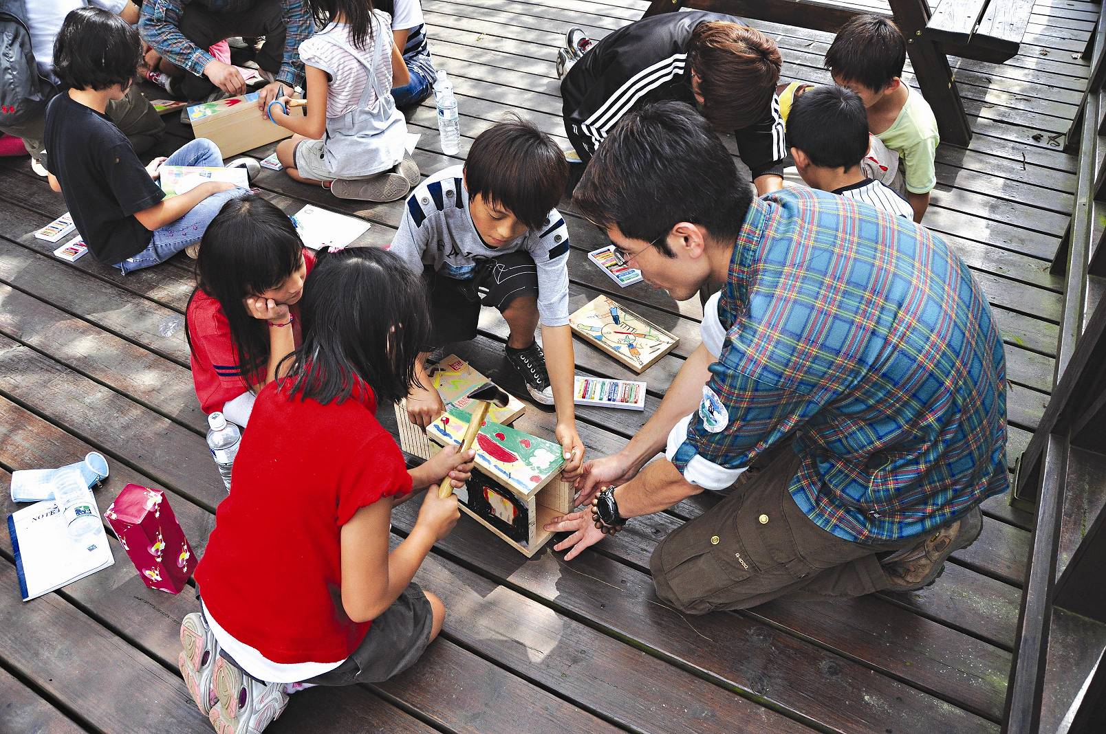 雪見周邊部落國小環教活動中，學童DIY彩繪組裝蝙蝠巢箱／陳家鴻攝