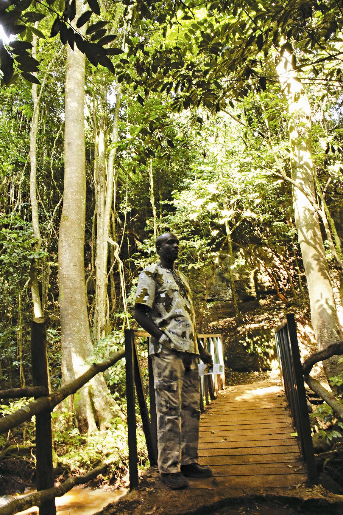 在地社區取得環境地役權自主經營管理社區森林 Karura Forest 守衛長JohnChege／環境資訊協會許惠婷攝