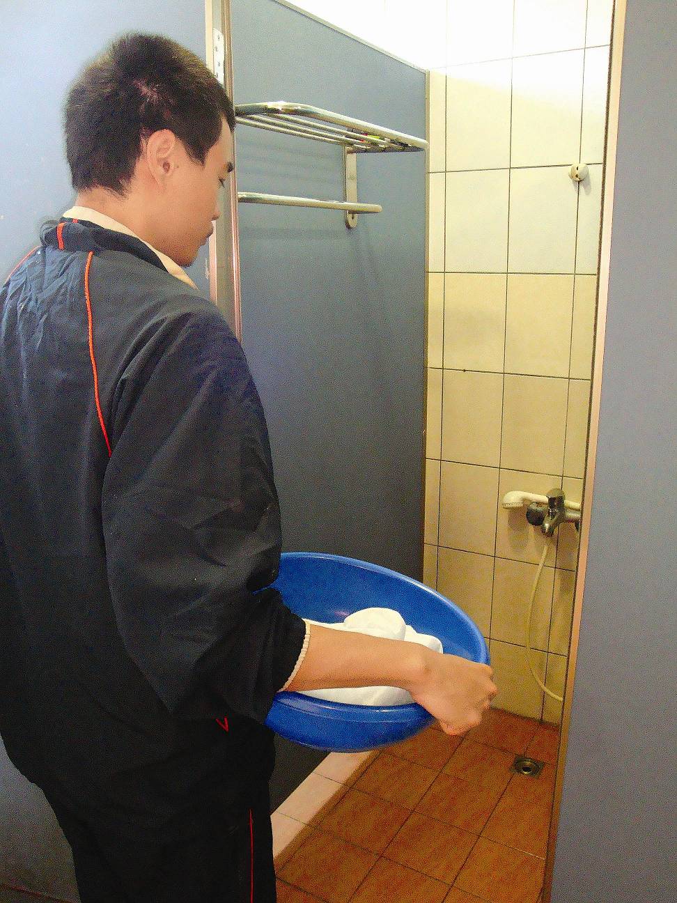 【有水洗澡就是幸福的事】 洗澡在水資源缺乏的東沙是很奢侈的 幸福，當然是使用淋浴的方式