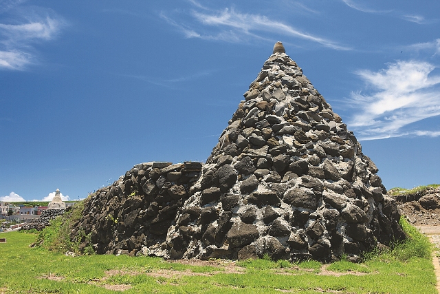 澎湖—塔公與塔婆，近處為塔婆遠處尖塔為塔公／戴進元攝