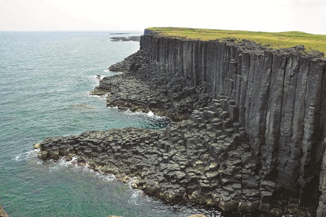 西吉嶼柱狀玄武岩的雄偉景觀／海管處提供