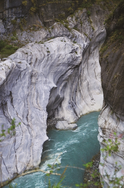 大自然以水為刀，刻劃出行雲流水的線條，但水體中卻甚少有生物躲藏的空間（立霧溪慈母橋段）／林茂耀攝