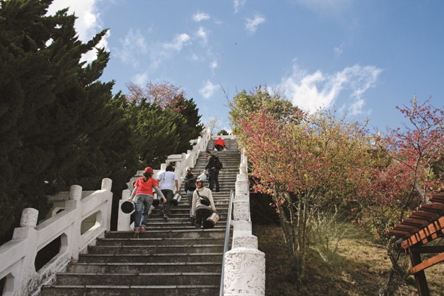 提著沉重的採水桶拾階而上，慢慢靠近天池／柯風溪提供