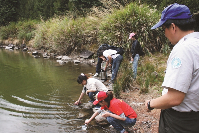 採水、採底泥分工合作／柯風溪提供