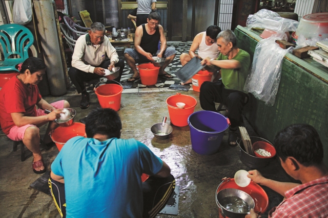 雇請專門計數魚苗的「數魚工」,在魚苗寮裡精確計數魚苗買賣數量,取信於買賣雙方/台管處提供